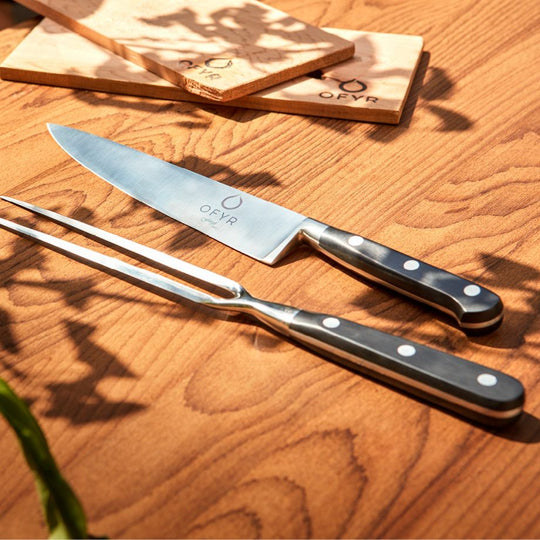 Kniv och gaffel set pÄ bord