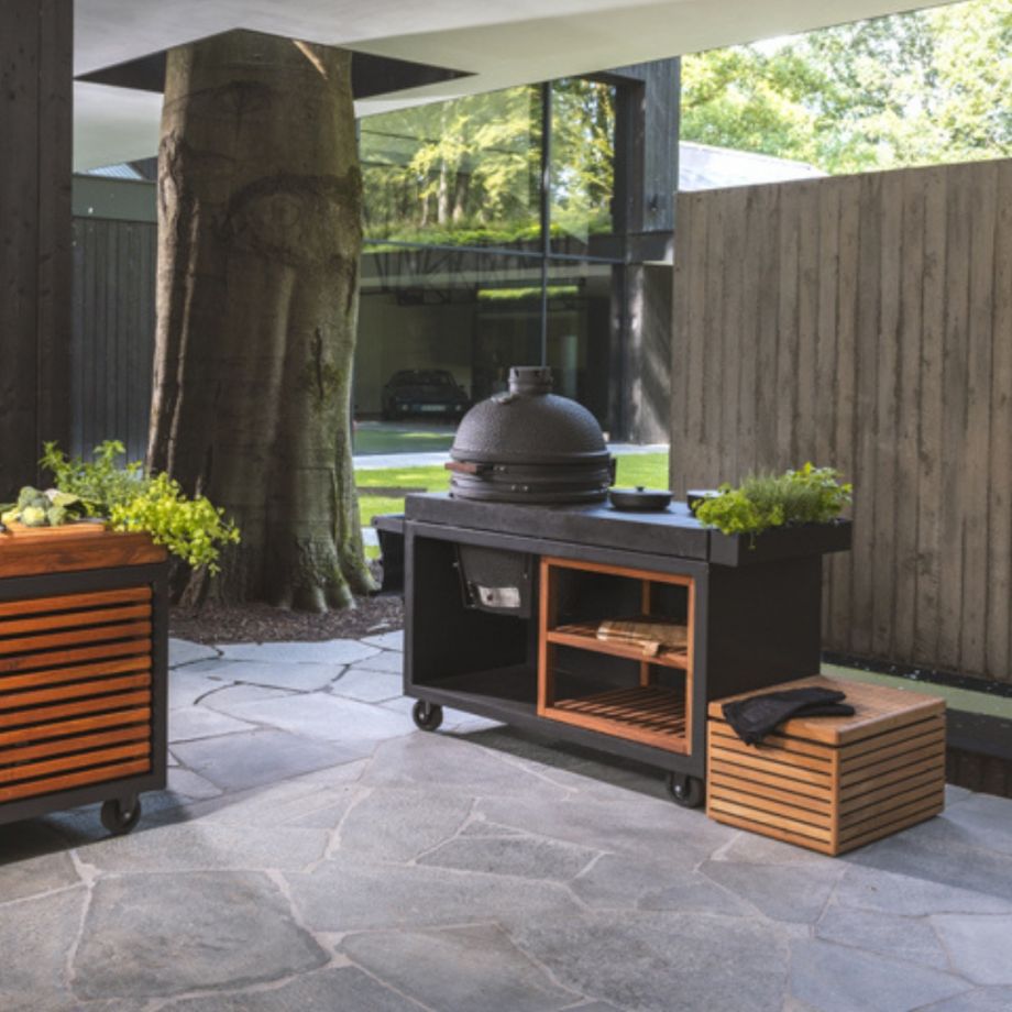 OFYR Kamado Table Black 135 PRO Concrete pÄ uteplats