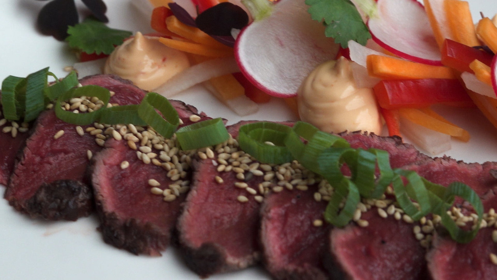 Tataki på vedeldad hjortytterfilé med ponzu, chilimajo och rå grönsaker med sesamfrön och koriander